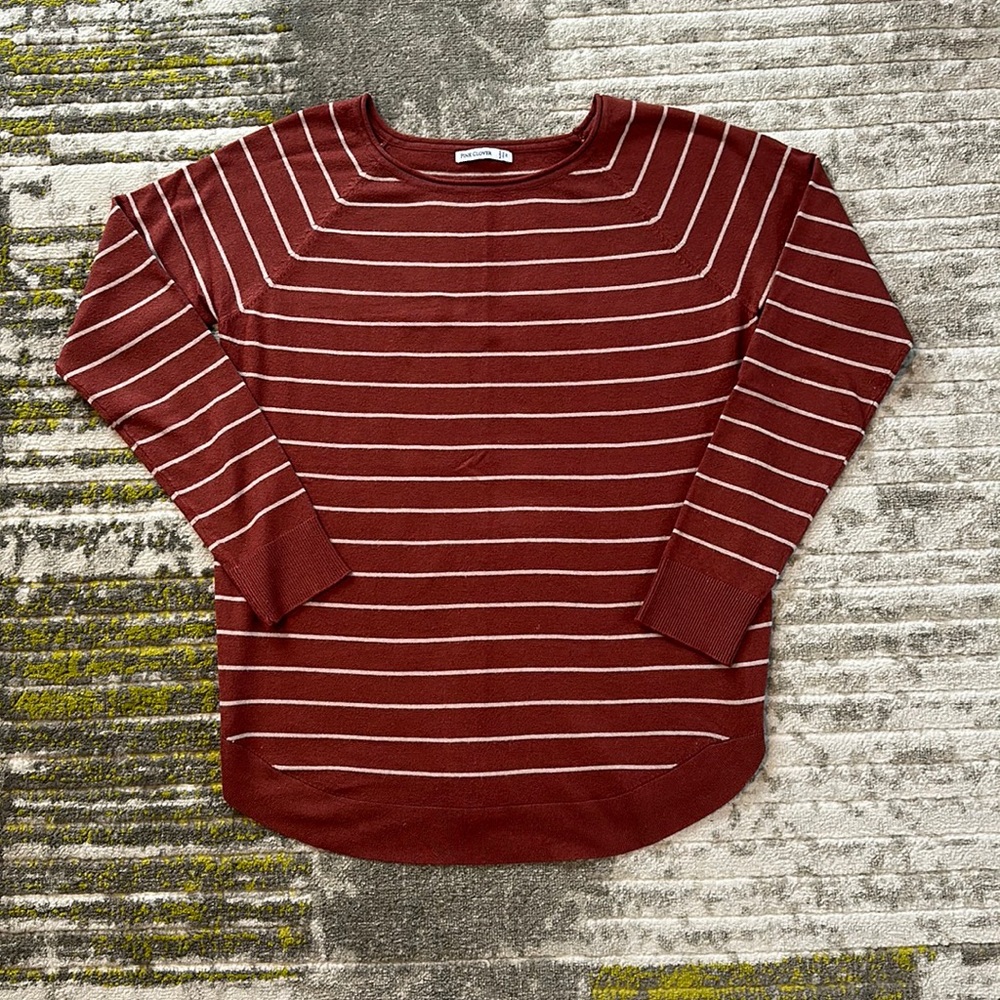 Pink Clover CUTE Women’s Sweater, Burnt Orange & White, Curved Hem, Size Medium